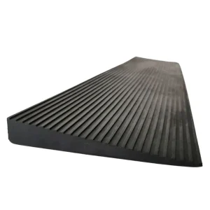 Rampetta in gomma naturale antiscivolo installata su gradino per il superamento con carrozzina